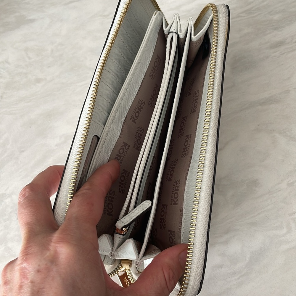 Michael Kors wallet - Picture 4 of 6